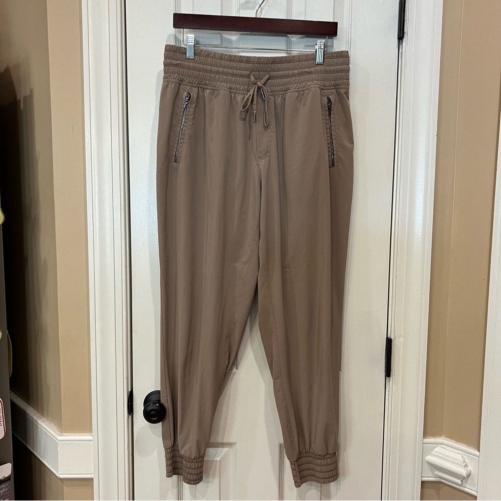 Like New Athleta Camden Jogger Pants Tan Beige Zipper Pockets Women’s Size 12